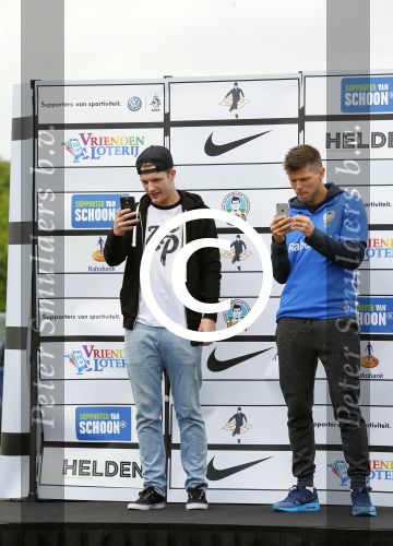 Arnhem 31 mei 2015
Voetbalclinic Klaas jan Huntelaar foundation op Papendal. Ook Enzo Knol en zijn vriendin Dee v d Zeeuw waren ook aanwezig.