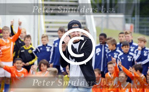 Arnhem 31 mei 2015
Voetbalclinic Klaas jan Huntelaar foundation op Papendal. Ook Enzo Knol en zijn vriendin Dee v d Zeeuw waren ook aanwezig.