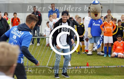 Arnhem 31 mei 2015
Voetbalclinic Klaas jan Huntelaar foundation op Papendal. Ook Enzo Knol en zijn vriendin Dee v d Zeeuw waren ook aanwezig.