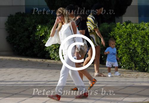 ibiza 3/4 juni 2015
Estelle Cruijff en Joelle Gullit samen op ibiza. Ze slapen in hun eigen appartement