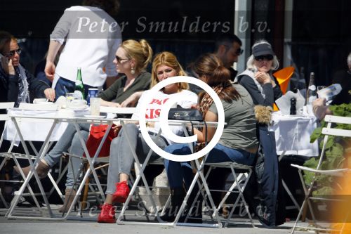 Amsterdam 21 mei 2015
Estelle Cruijff met een vriendin op terras.