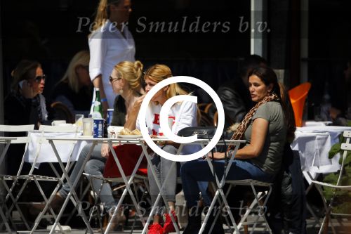 Amsterdam 21 mei 2015
Estelle Cruijff met een vriendin op terras.