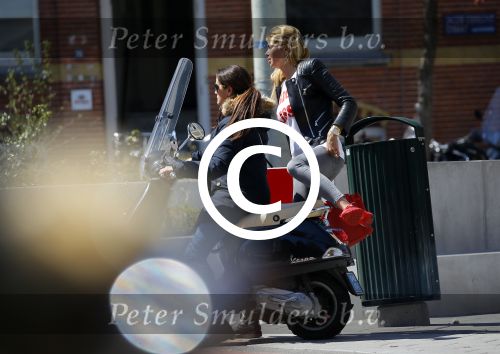 Amsterdam 21 mei 2015
Estelle Cruijff met een vriendin op terras.