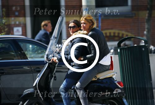 Amsterdam 21 mei 2015
Estelle Cruijff met een vriendin op terras.