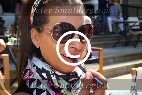 Amsterdam, 4 Juni 2015
Party van Talkies Magazine op het terras van het Hilton Hotel op de Apollolaan.
Esther Oosterbeek met electronische sigaret