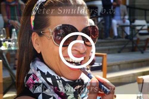 Amsterdam, 4 Juni 2015
Party van Talkies Magazine op het terras van het Hilton Hotel op de Apollolaan.
Esther Oosterbeek met electronische sigaret