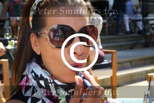 Amsterdam, 4 Juni 2015
Party van Talkies Magazine op het terras van het Hilton Hotel op de Apollolaan.
Esther Oosterbeek met electronische sigaret