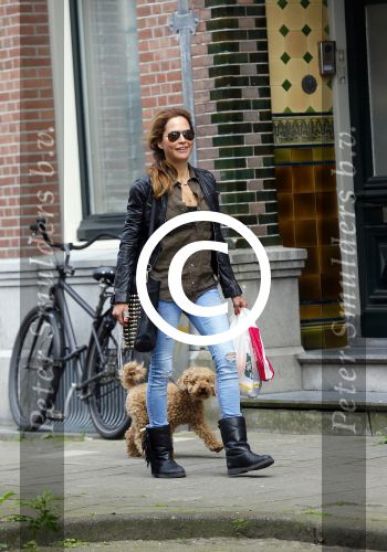 Amsterdam 22 mei 2015    
Evelyn Struik met hondje in amsterdam zuid