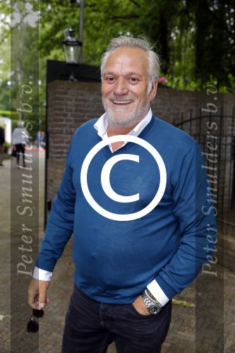 Blaricum 14 juni 2015
Rene Froger heeft een surprise feestje voor zijn vrouw Natasja georganiseerd voor haar 50e verjaardag. Het feest vindt plaats in de tuin van hun huis. Frank Wisse