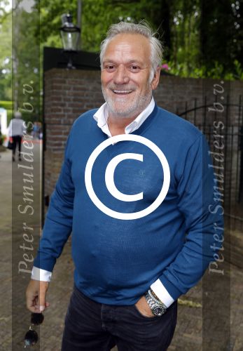 Blaricum 14 juni 2015
Rene Froger heeft een surprise feestje voor zijn vrouw Natasja georganiseerd voor haar 50e verjaardag. Het feest vindt plaats in de tuin van hun huis. Frank Wisse