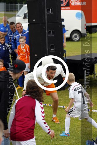 Arnhem 31 mei 2015
Voetbalclinic Klaas jan Huntelaar foundation op Papendal. Ook Enzo Knol en zijn vriendin Dee v d Zeeuw waren ook aanwezig.