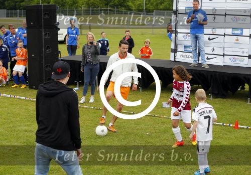 Arnhem 31 mei 2015
Voetbalclinic Klaas jan Huntelaar foundation op Papendal. Ook Enzo Knol en zijn vriendin Dee v d Zeeuw waren ook aanwezig.