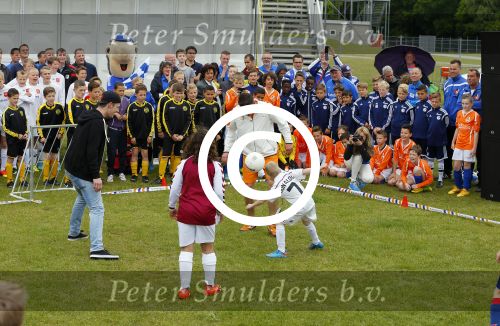 Arnhem 31 mei 2015
Voetbalclinic Klaas jan Huntelaar foundation op Papendal. Ook Enzo Knol en zijn vriendin Dee v d Zeeuw waren ook aanwezig.