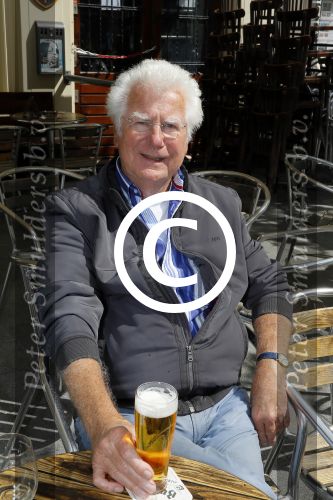 Amsterdam 26 mei 2015
Presenatie boek Bastiaan Ragas. Hij reikt het eerste boek uit aan zijn vader. Tooske Ragas en hun kinderen zijn ook aanwezig in cafe Gruter. Gerard Cox