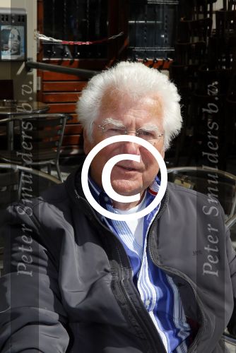 Amsterdam 26 mei 2015
Presenatie boek Bastiaan Ragas. Hij reikt het eerste boek uit aan zijn vader. Tooske Ragas en hun kinderen zijn ook aanwezig in cafe Gruter. Gerard Cox