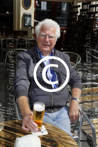 Amsterdam 26 mei 2015
Presenatie boek Bastiaan Ragas. Hij reikt het eerste boek uit aan zijn vader. Tooske Ragas en hun kinderen zijn ook aanwezig in cafe Gruter. Gerard Cox