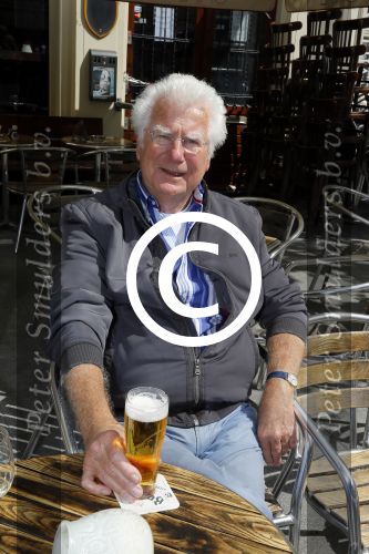 Amsterdam 26 mei 2015
Presenatie boek Bastiaan Ragas. Hij reikt het eerste boek uit aan zijn vader. Tooske Ragas en hun kinderen zijn ook aanwezig in cafe Gruter. Gerard Cox