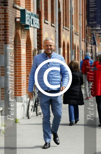 Amsterdam 1 mei 2015
Gordon op weg naar zijn nieuwe koffie restaurant Blushing tegen over het v Gogh museum.
Zijn nieuwe  Blushing komt in het oude pand van Mart Visser.