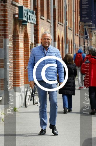 Amsterdam 1 mei 2015
Gordon op weg naar zijn nieuwe koffie restaurant Blushing tegen over het v Gogh museum.
Zijn nieuwe  Blushing komt in het oude pand van Mart Visser.