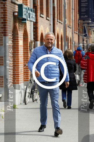 Amsterdam 1 mei 2015
Gordon op weg naar zijn nieuwe koffie restaurant Blushing tegen over het v Gogh museum.
Zijn nieuwe  Blushing komt in het oude pand van Mart Visser.