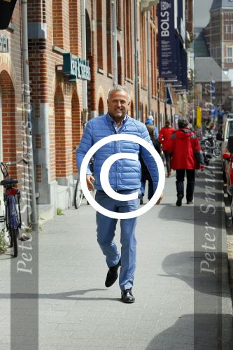 Amsterdam 1 mei 2015
Gordon op weg naar zijn nieuwe koffie restaurant Blushing tegen over het v Gogh museum.
Zijn nieuwe  Blushing komt in het oude pand van Mart Visser.