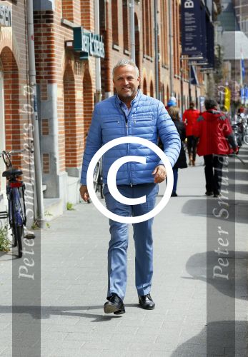 Amsterdam 1 mei 2015
Gordon op weg naar zijn nieuwe koffie restaurant Blushing tegen over het v Gogh museum.
Zijn nieuwe  Blushing komt in het oude pand van Mart Visser.