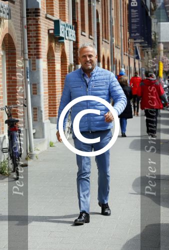 Amsterdam 1 mei 2015
Gordon op weg naar zijn nieuwe koffie restaurant Blushing tegen over het v Gogh museum.
Zijn nieuwe  Blushing komt in het oude pand van Mart Visser.