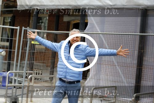 Amsterdam 1 mei 2015
Gordon op weg naar zijn nieuwe koffie restaurant Blushing tegen over het v Gogh museum.
Zijn nieuwe  Blushing komt in het oude pand van Mart Visser.
