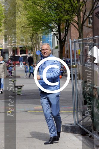 Amsterdam 1 mei 2015
Gordon op weg naar zijn nieuwe koffie restaurant Blushing tegen over het v Gogh museum.
Zijn nieuwe  Blushing komt in het oude pand van Mart Visser.