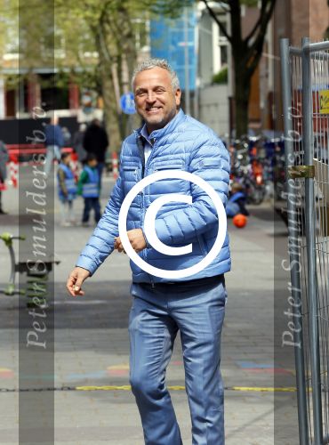 Amsterdam 1 mei 2015
Gordon op weg naar zijn nieuwe koffie restaurant Blushing tegen over het v Gogh museum.
Zijn nieuwe  Blushing komt in het oude pand van Mart Visser.