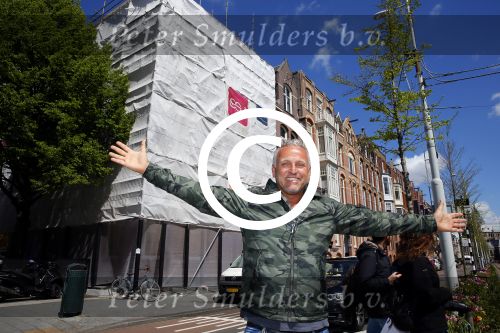 Amsterdam 7 mei 2015
Gordon in en voor zijn nieuwe zaak. De tweede Blushing wordt medio juni geopend. Hij komt in het oude pand van Mart Visser tegen over het v Gogh Museum. Gordon krijgt ook een groot terras aan de zijkant. Fietsen moeten verwijdert worden.