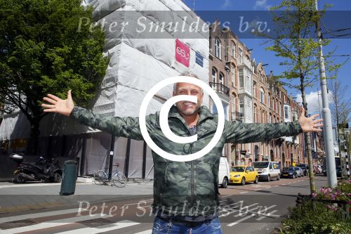 Amsterdam 7 mei 2015
Gordon in en voor zijn nieuwe zaak. De tweede Blushing wordt medio juni geopend. Hij komt in het oude pand van Mart Visser tegen over het v Gogh Museum. Gordon krijgt ook een groot terras aan de zijkant. Fietsen moeten verwijdert worden.