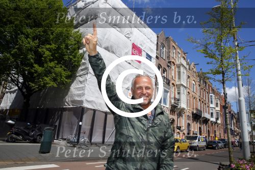 Amsterdam 7 mei 2015
Gordon in en voor zijn nieuwe zaak. De tweede Blushing wordt medio juni geopend. Hij komt in het oude pand van Mart Visser tegen over het v Gogh Museum. Gordon krijgt ook een groot terras aan de zijkant. Fietsen moeten verwijdert worden.