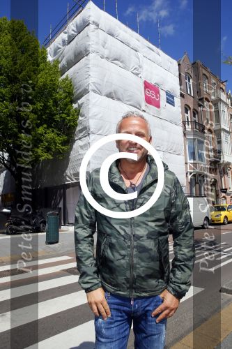 Amsterdam 7 mei 2015
Gordon in en voor zijn nieuwe zaak. De tweede Blushing wordt medio juni geopend. Hij komt in het oude pand van Mart Visser tegen over het v Gogh Museum. Gordon krijgt ook een groot terras aan de zijkant. Fietsen moeten verwijdert worden.