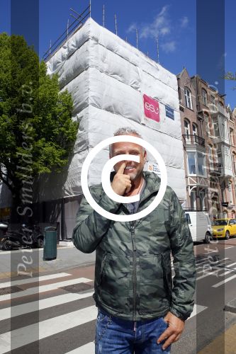 Amsterdam 7 mei 2015
Gordon in en voor zijn nieuwe zaak. De tweede Blushing wordt medio juni geopend. Hij komt in het oude pand van Mart Visser tegen over het v Gogh Museum. Gordon krijgt ook een groot terras aan de zijkant. Fietsen moeten verwijdert worden.