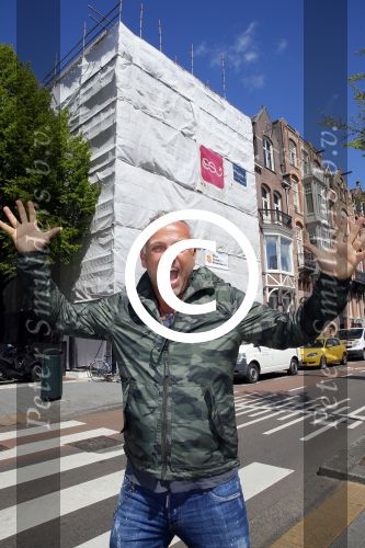Amsterdam 7 mei 2015
Gordon in en voor zijn nieuwe zaak. De tweede Blushing wordt medio juni geopend. Hij komt in het oude pand van Mart Visser tegen over het v Gogh Museum. Gordon krijgt ook een groot terras aan de zijkant. Fietsen moeten verwijdert worden.