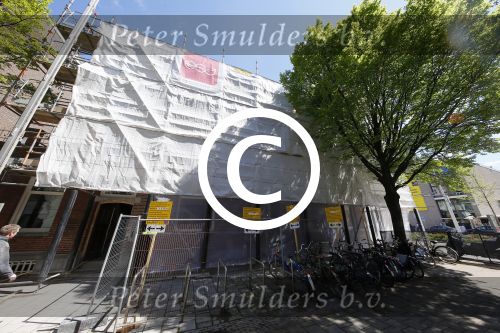 Amsterdam 7 mei 2015
Gordon in en voor zijn nieuwe zaak. De tweede Blushing wordt medio juni geopend. Hij komt in het oude pand van Mart Visser tegen over het v Gogh Museum. Gordon krijgt ook een groot terras aan de zijkant. Fietsen moeten verwijdert worden.