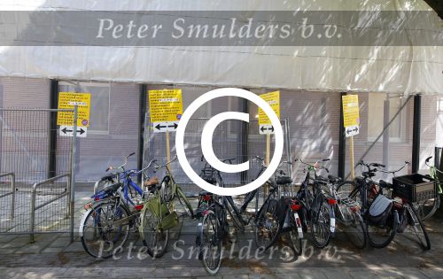 Amsterdam 7 mei 2015
Gordon in en voor zijn nieuwe zaak. De tweede Blushing wordt medio juni geopend. Hij komt in het oude pand van Mart Visser tegen over het v Gogh Museum. Gordon krijgt ook een groot terras aan de zijkant. Fietsen moeten verwijdert worden.