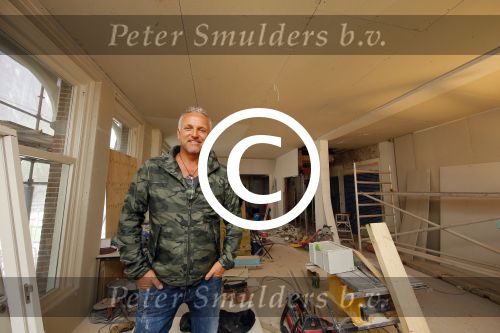Amsterdam 7 mei 2015
Gordon in en voor zijn nieuwe zaak. De tweede Blushing wordt medio juni geopend. Hij komt in het oude pand van Mart Visser tegen over het v Gogh Museum. Gordon krijgt ook een groot terras aan de zijkant. Fietsen moeten verwijdert worden.