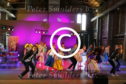 Amsterdam 8 mei 2015  
Albert Verlinde presenteert de cast van Grease met oaTim Douwsma , Vajen van den Bosch Rene v Kooten Tommie Christiaan en Mylene d\'Anjou.
De presentatie is bij de westergasfabriek.