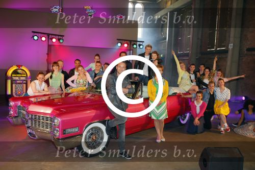 Amsterdam 8 mei 2015  
Albert Verlinde presenteert de cast van Grease met oaTim Douwsma , Vajen van den Bosch Rene v Kooten Tommie Christiaan en Mylene d\'Anjou.
De presentatie is bij de westergasfabriek.
