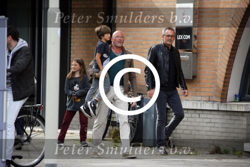 Amsterdam 17 mei 2015
Amanda Beekman en haar vriend Harrie Kolen gaan ijsje eten met Yasmijn Michelle en Achilles Krabbe en met Kees en Marja Beekman (ouders)