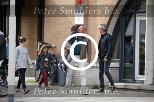 Amsterdam 17 mei 2015
Amanda Beekman en haar vriend Harrie Kolen gaan ijsje eten met Yasmijn Michelle en Achilles Krabbe en met Kees en Marja Beekman (ouders)