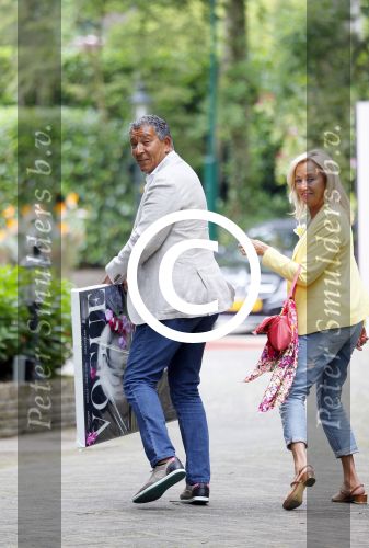 Blaricum 14 juni 2015
Rene Froger heeft een surprise feestje voor zijn vrouw Natasja georganiseerd voor haar 50e verjaardag. Het feest vindt plaats in de tuin van hun huis. Henk ten Cate met vrouw