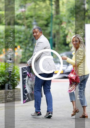 Blaricum 14 juni 2015
Rene Froger heeft een surprise feestje voor zijn vrouw Natasja georganiseerd voor haar 50e verjaardag. Het feest vindt plaats in de tuin van hun huis. Henk ten Cate met vrouw