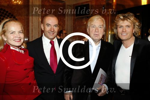 Amsterdam 11 november 2009
Premiere Ballet in carre. Henk v d Meijden met Monica Strotman en gerard Joling en Hans Klok
Peter Smulders bv