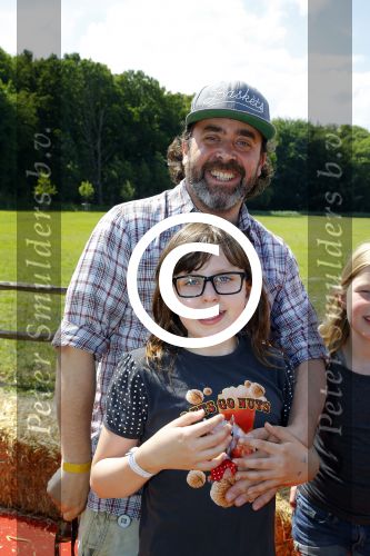 Amsterdam 10 juni 2015
Premiere Apenstreken bij kinderboederij in amsterdamse bos met oa Yvon Jaspers en Kim Lian v d Meij. Horace Cohen met dochter