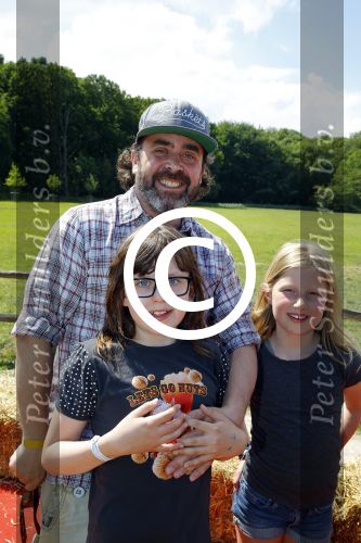 Amsterdam 10 juni 2015
Premiere Apenstreken bij kinderboederij in amsterdamse bos met oa Yvon Jaspers en Kim Lian v d Meij. Horace Cohen met dochter