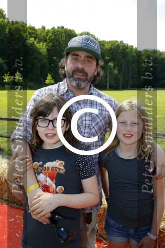 Amsterdam 10 juni 2015
Premiere Apenstreken bij kinderboederij in amsterdamse bos met oa Yvon Jaspers en Kim Lian v d Meij. Horace Cohen met dochter
