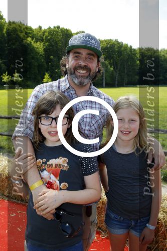 Amsterdam 10 juni 2015
Premiere Apenstreken bij kinderboederij in amsterdamse bos met oa Yvon Jaspers en Kim Lian v d Meij. Horace Cohen met dochter